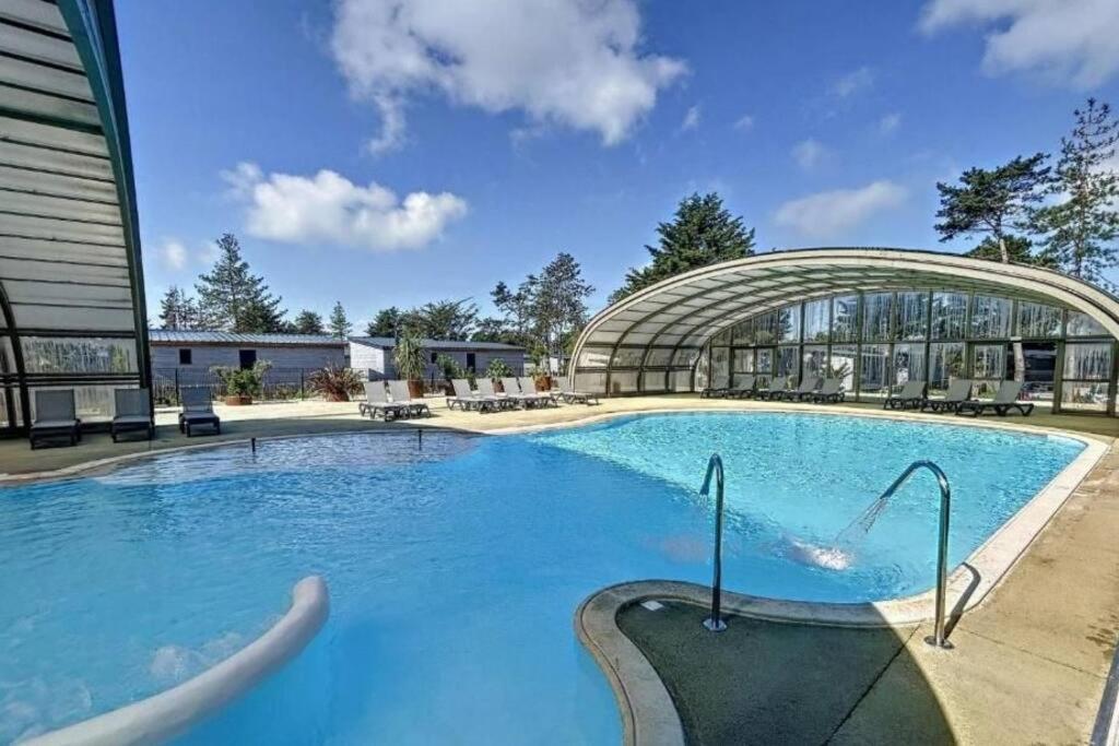 Dans Parc Residentiel De Loisirs, Piscine, 150m De La Jullouville-les-Pins